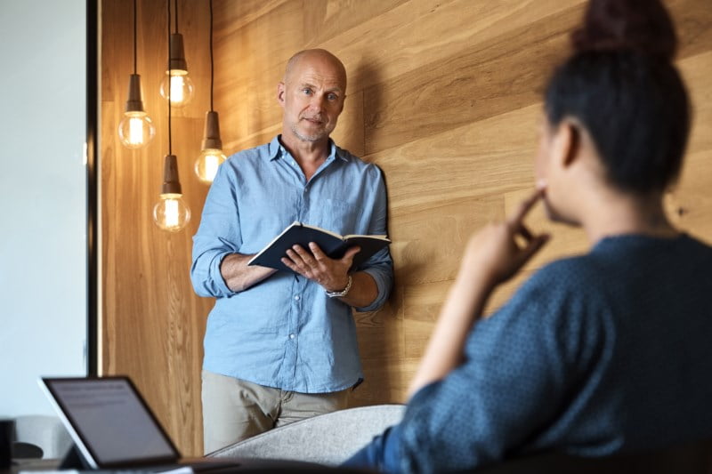 Mann står i møte med kollega