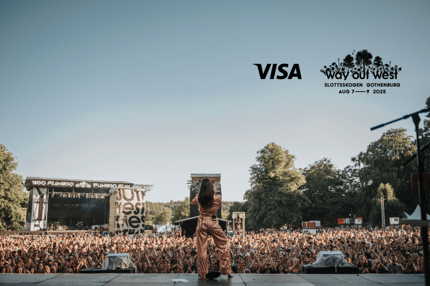 Artist på scenen foran publikum på Way Out West 2025 i Gøteborg.