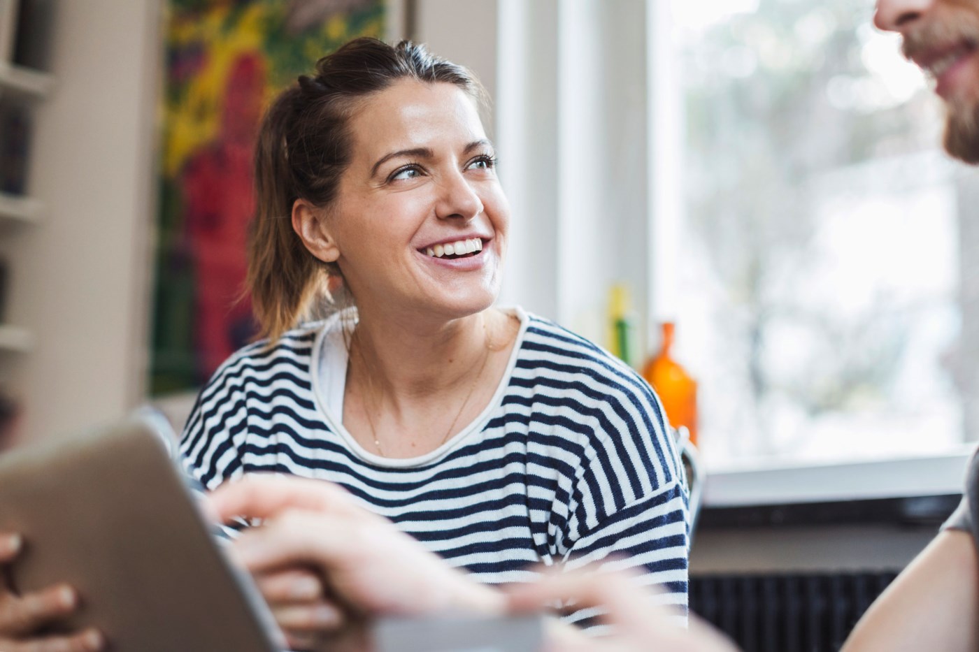 jente som snakker med mann - spør hva forskjellen på serielån og annuitetslån