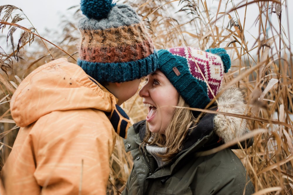 Mor og barn ute som tøyser med hverandre