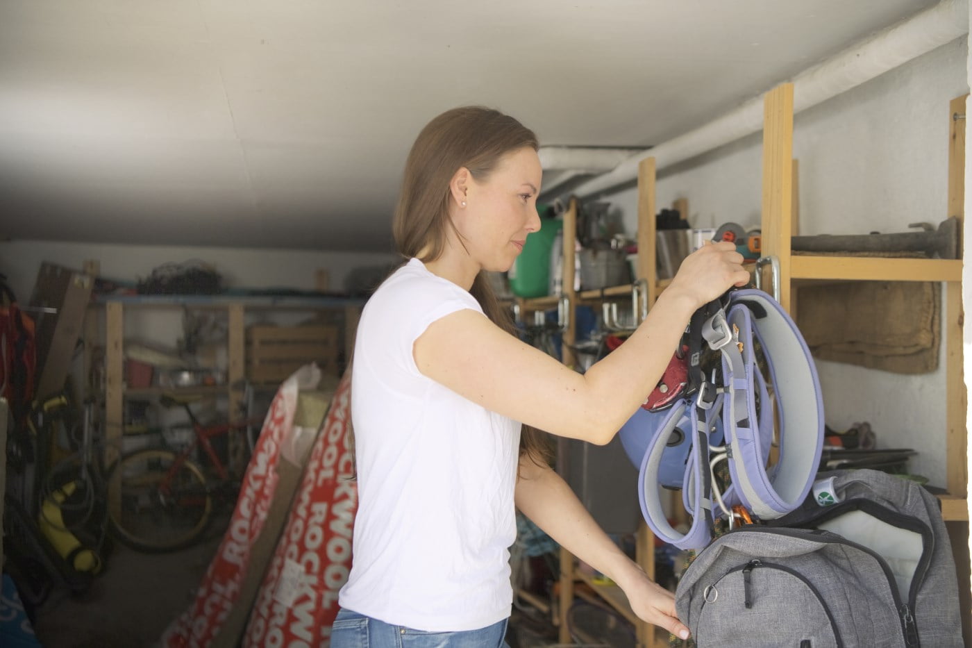 Dame rydder i garasjen